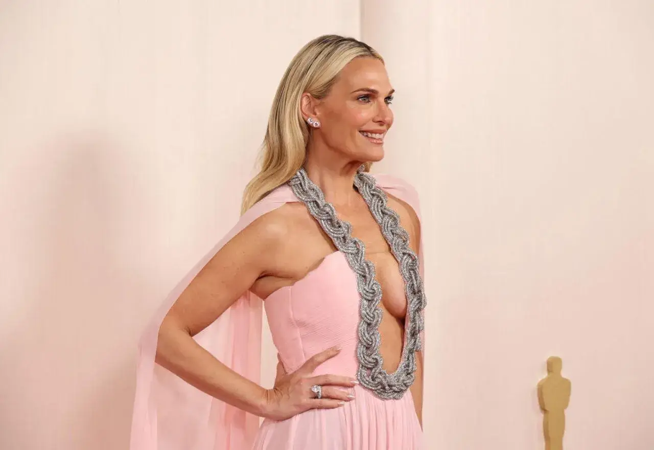 MOLLY SIMS PHOTOSHOOT AT OSCARS 2024 RED CARPET 6